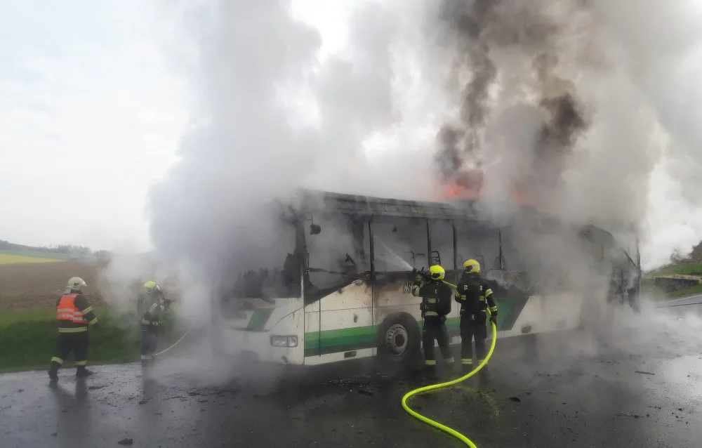Plameny zcela zlikvidovaly autobus na silnici I/20. Vozidlem cestovalo 44 pasažérů