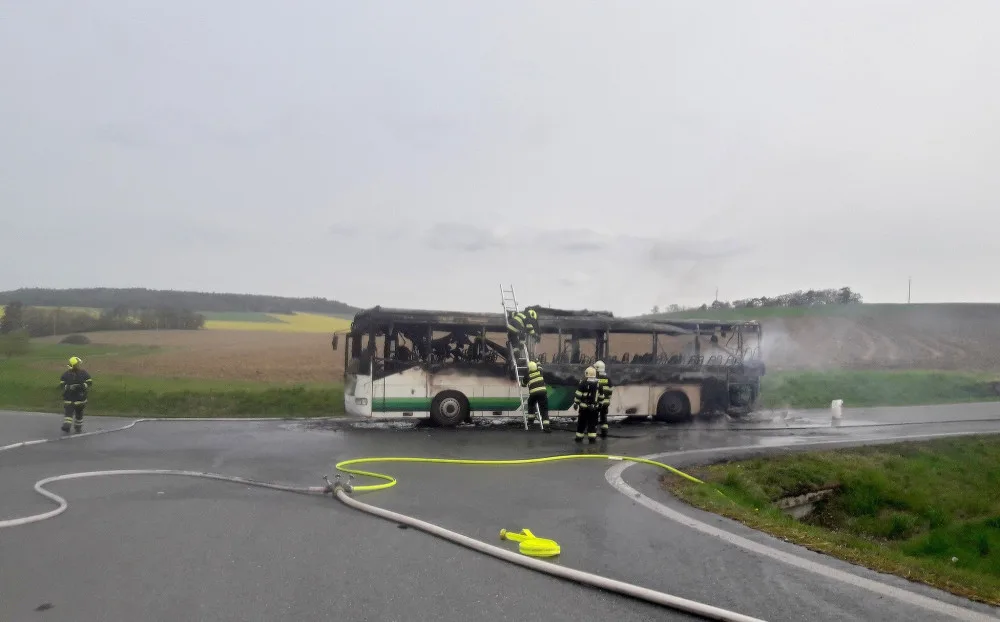 Plameny zcela zlikvidovaly autobus na silnici I/20. Vozidlem cestovalo 44 pasažérů
