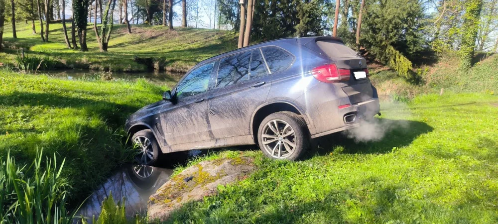 Zátarasem z kamionu zastavili čeští policisté cizince s vozem BMW. Přes hranici ujížděl před německou policií