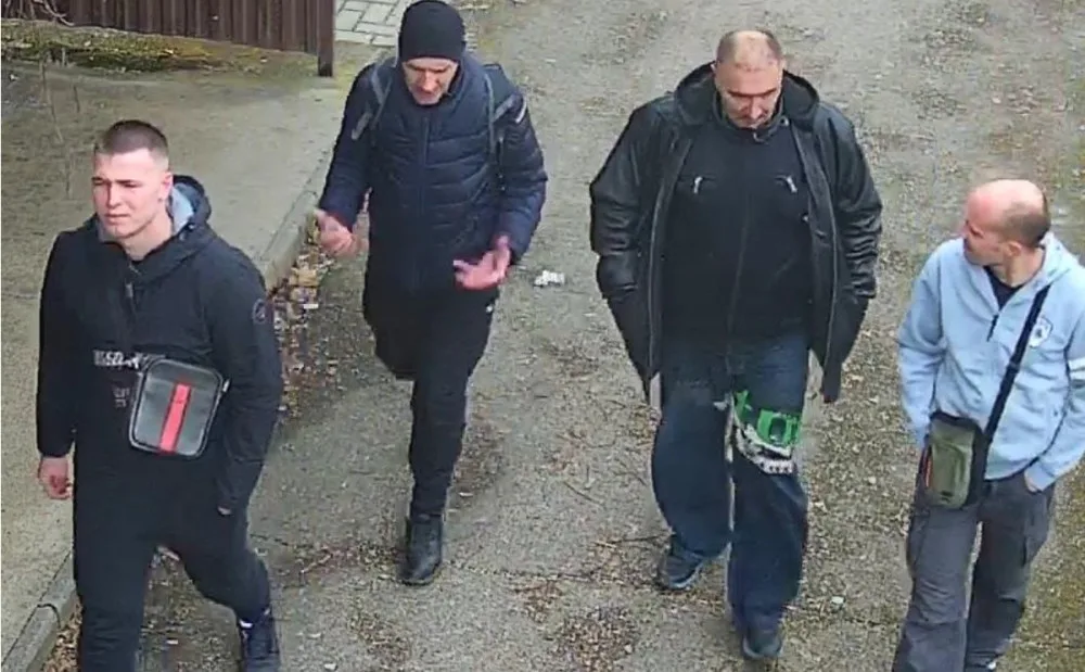 V souvislosti s případem surového napadení pátrají kriminalisté po totožnosti čtyř mužů ze záběrů kamer