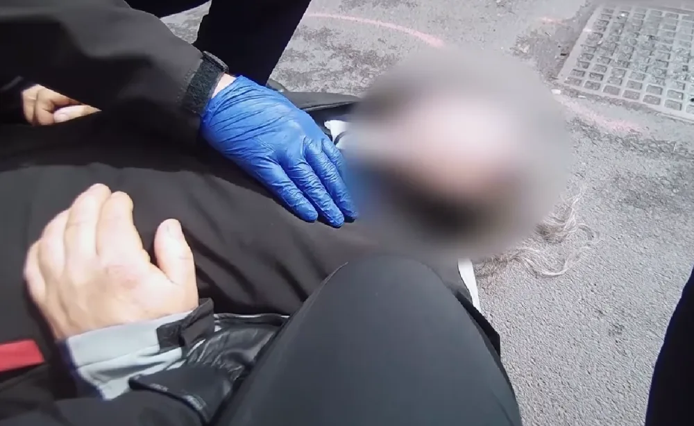 VIDEO: Muž zkolaboval a bezvládně ležel na rušné ulici, byl promodralý a nereagoval