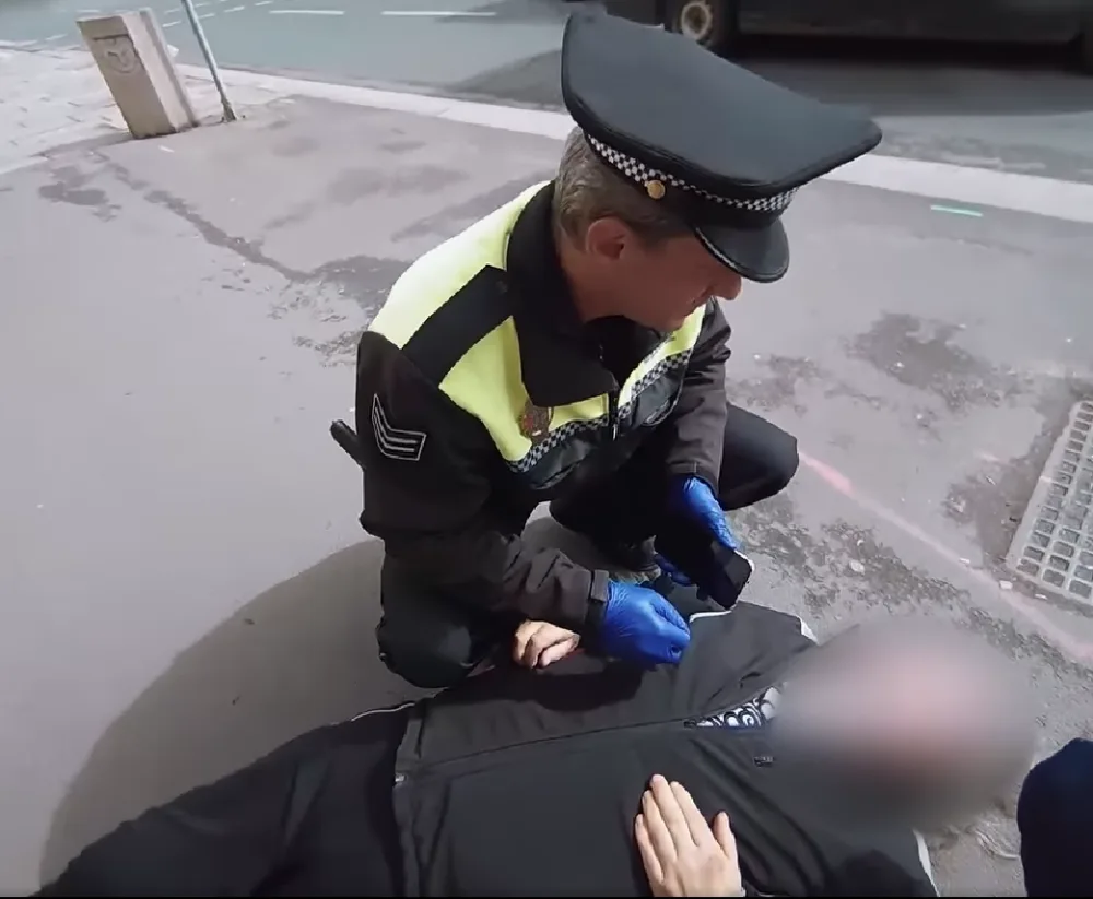 VIDEO: Muž zkolaboval a bezvládně ležel na rušné ulici, byl promodralý a nereagoval