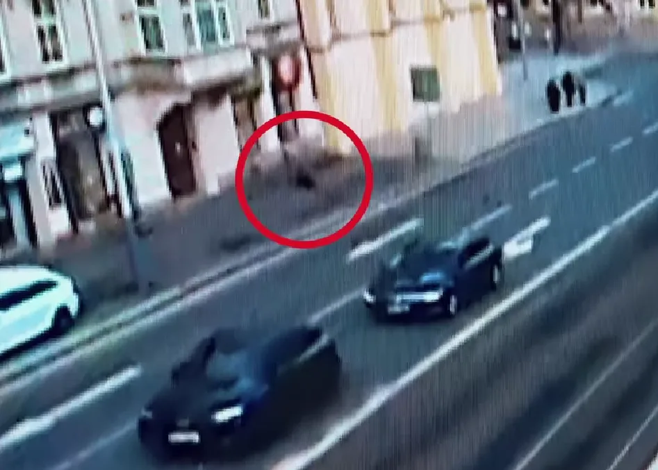 VIDEO: Muž zkolaboval a bezvládně ležel na rušné ulici, byl promodralý a nereagoval