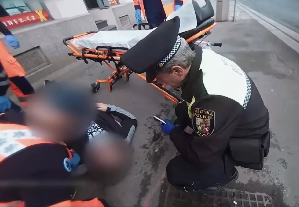 VIDEO: Muž zkolaboval a bezvládně ležel na rušné ulici, byl promodralý a nereagoval