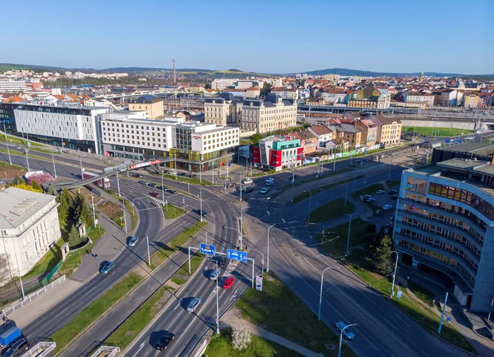 Rušná křižovatka projde rekonstrukcí za sto milionů. Po desetiletích se chodci dočkají i přechodů