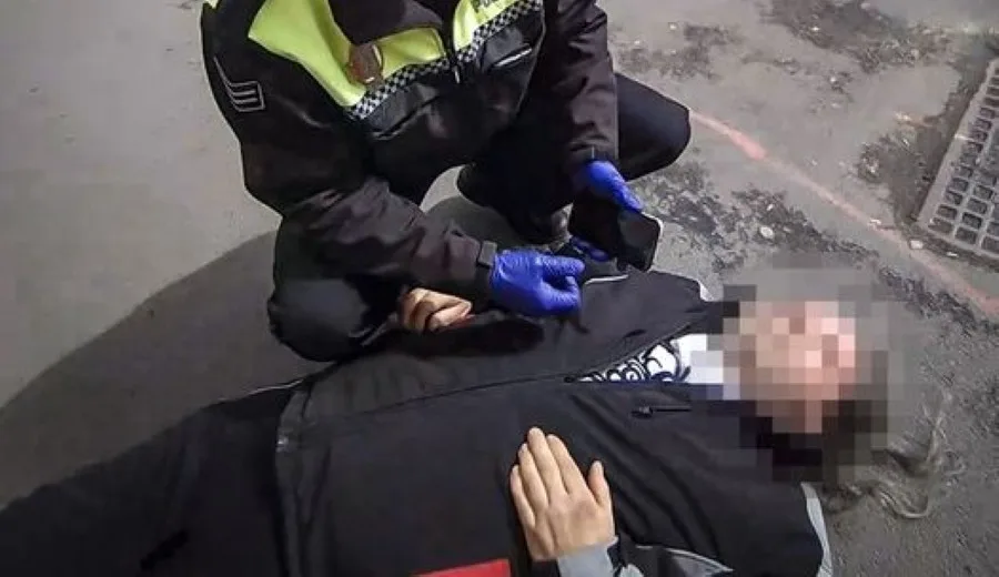 VIDEO: Muž zkolaboval a bezvládně ležel na rušné ulici, byl promodralý a nereagoval