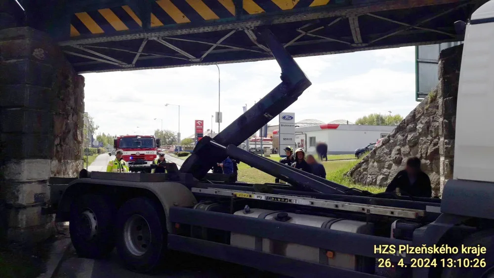 Nechvalně proslulá gilotina má další oběť. Pod nebezpečný most se nevešel nákladní automobil s ramenem