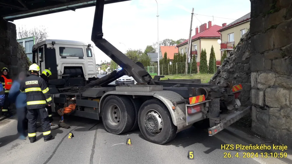 Nechvalně proslulá gilotina má další oběť. Pod nebezpečný most se nevešel nákladní automobil s ramenem