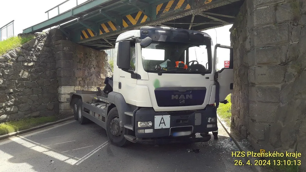 Nechvalně proslulá gilotina má další oběť. Pod nebezpečný most se nevešel nákladní automobil s ramenem