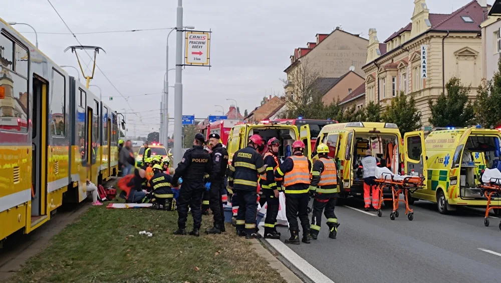 Za srážku dvou tramvají, při které se zranilo téměř 30 lidí, může řidič zadní soupravy, uzavřela inspekce