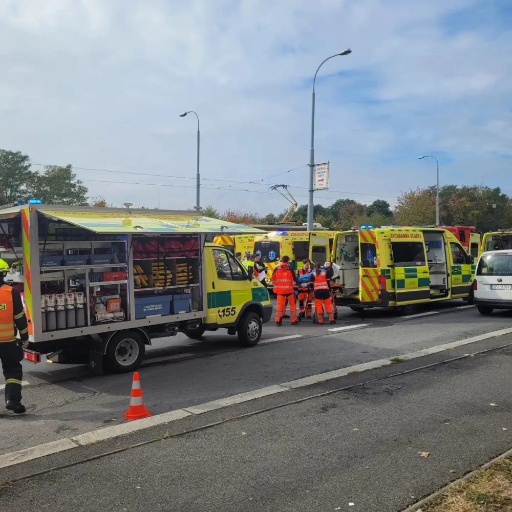 Za srážku dvou tramvají, při které se zranilo téměř 30 lidí, může řidič zadní soupravy, uzavřela inspekce