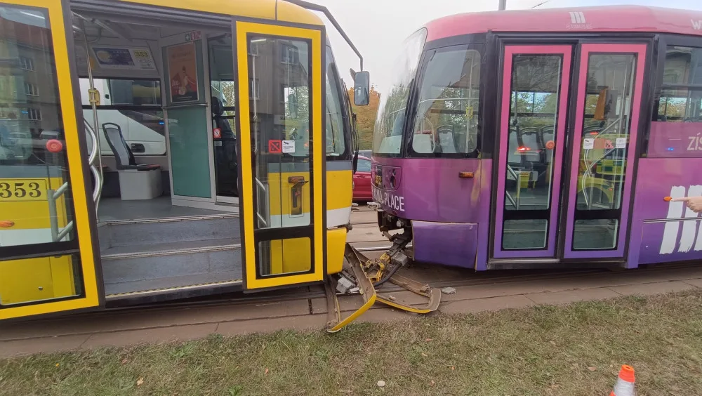 Za srážku dvou tramvají, při které se zranilo téměř 30 lidí, může řidič zadní soupravy, uzavřela inspekce