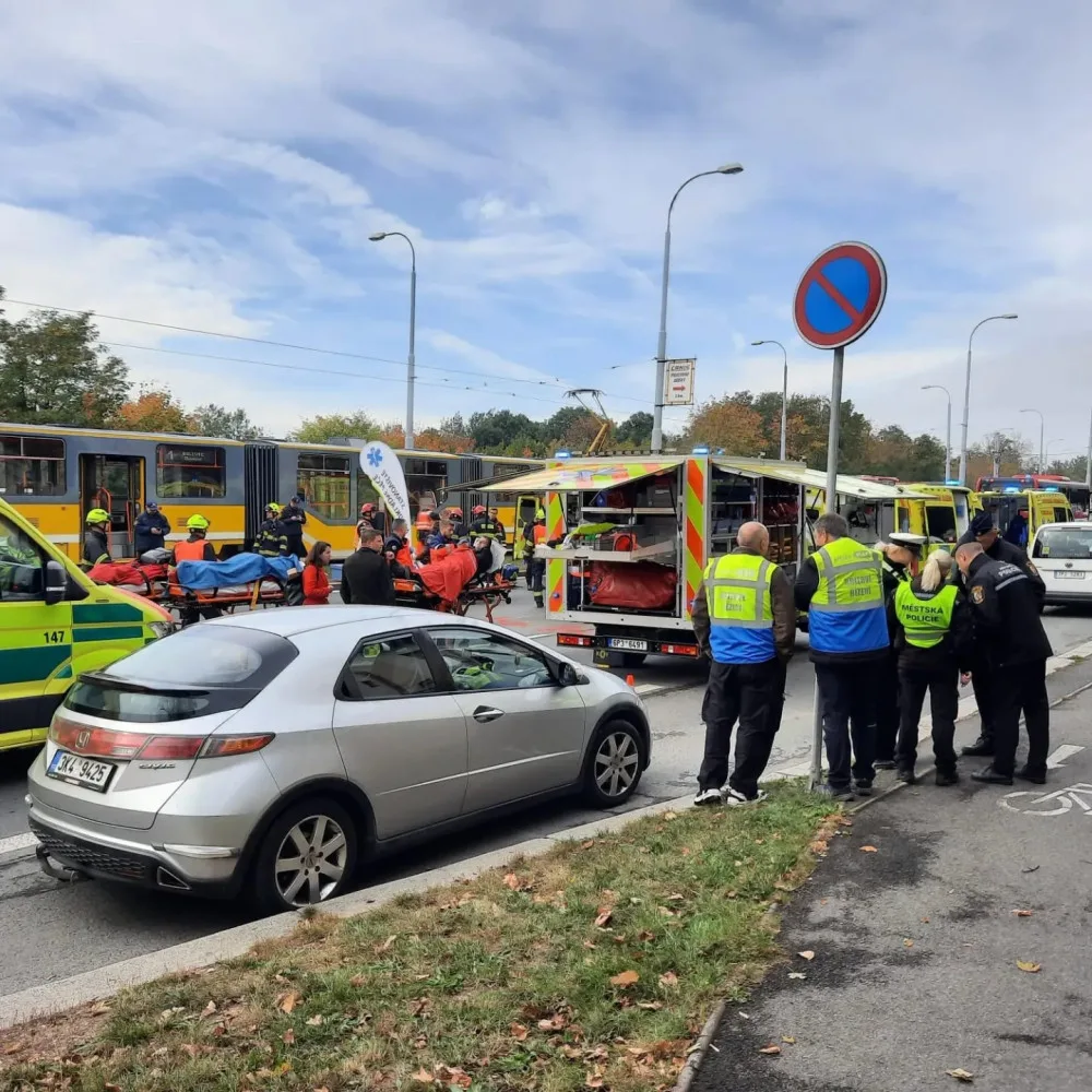 Za srážku dvou tramvají, při které se zranilo téměř 30 lidí, může řidič druhé soupravy, uzavřela inspekce