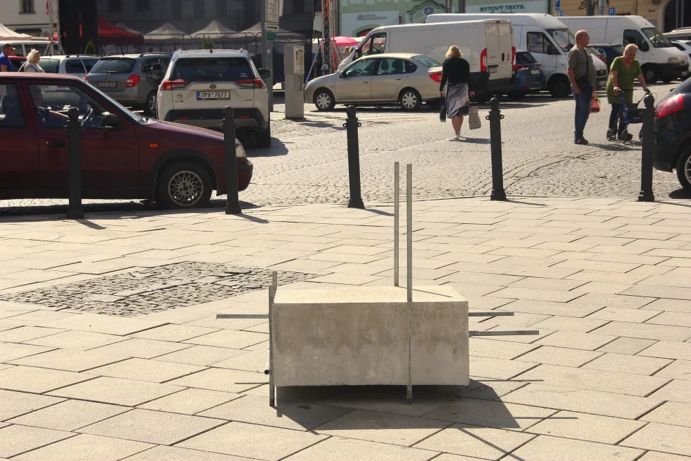 Kolem tohoto díla procházejí lidé na náměstí Míru