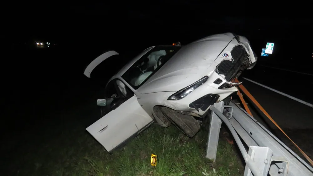 Řidič BMW s 1,89 promile nezvládl nájezd na dálnici D5. Jízdu potupně zakončil napíchnutý na svodidla