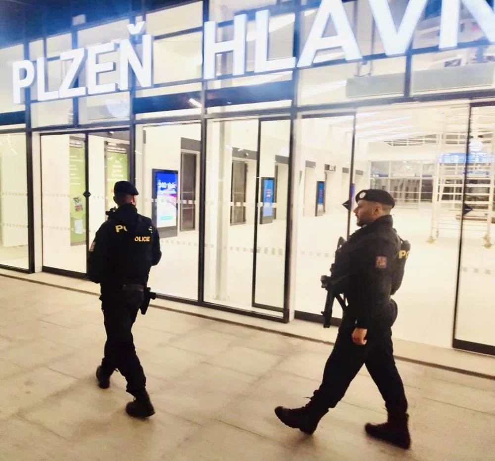 Po zuby ozbrojení policisté s dlouhými zbraněmi vyrážejí do ulic. Platí první stupeň ohrožení terorismem