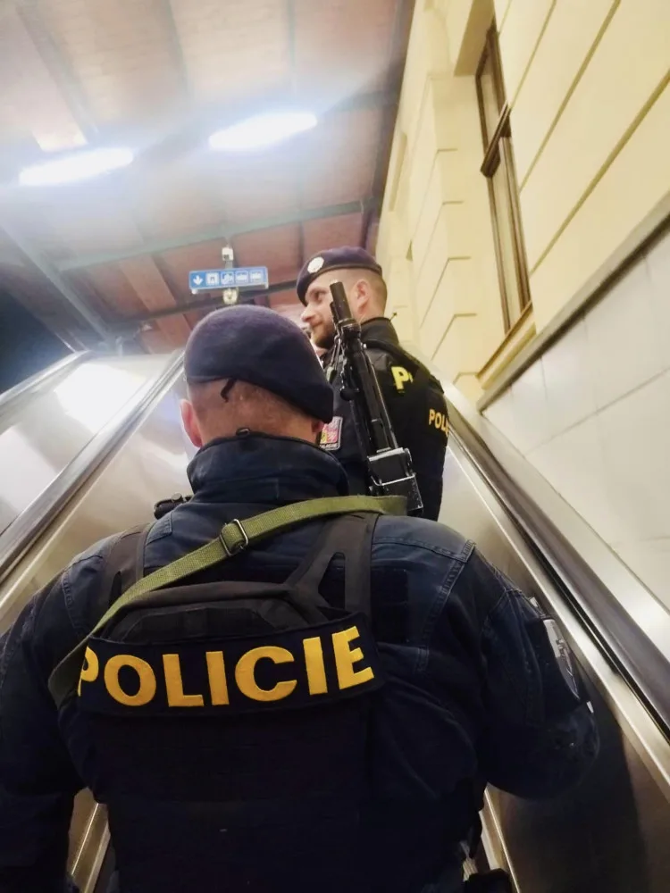 Po zuby ozbrojení policisté s dlouhými zbraněmi vyrážejí do ulic. Platí první stupeň ohrožení terorismem
