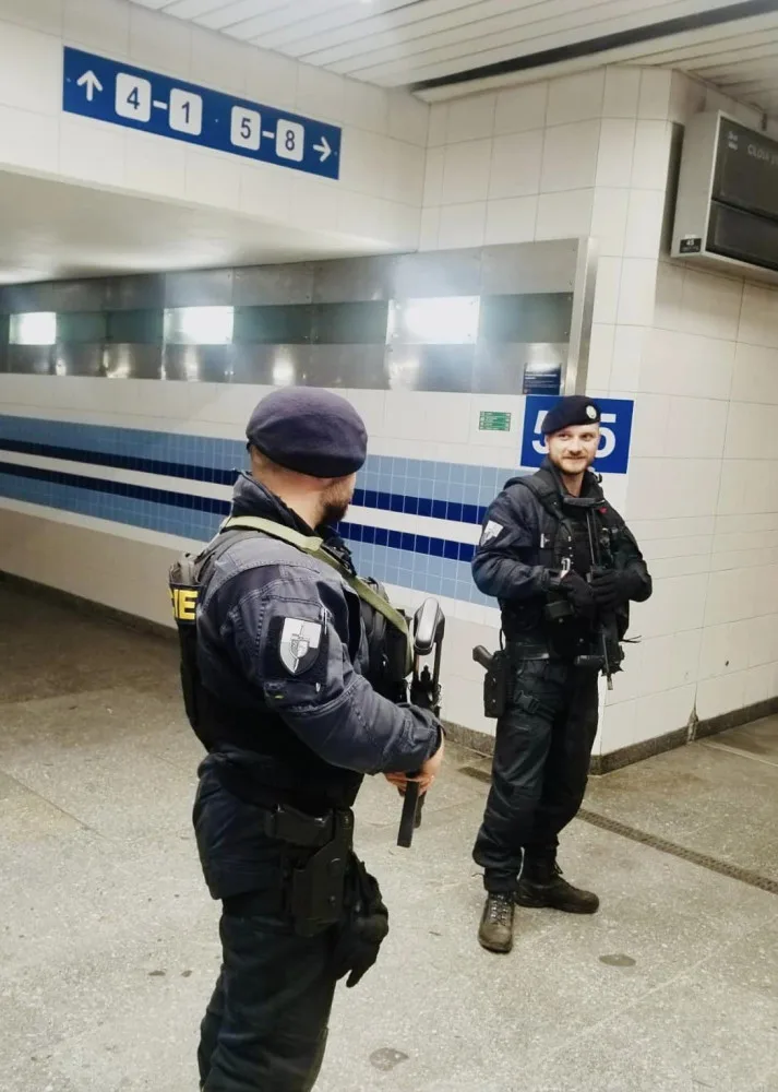 Po zuby ozbrojení policisté s dlouhými zbraněmi vyrážejí do ulic. Platí první stupeň ohrožení terorismem