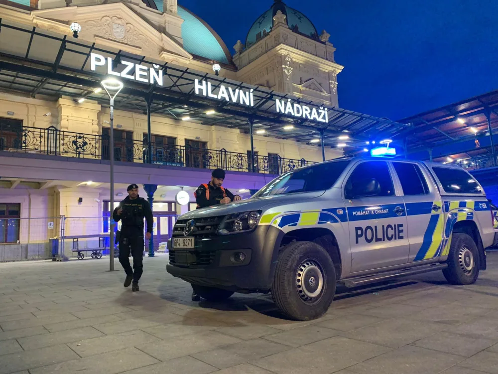 Po zuby ozbrojení policisté s dlouhými zbraněmi vyrážejí do ulic. Platí první stupeň ohrožení terorismem