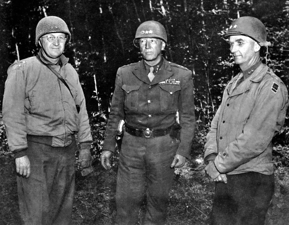 Generál Patton s generály 3. armády. Vlevo gen. Eddy, velitel XII.sboru, vpravo gen. Mc Bride velitel XX. Sboru