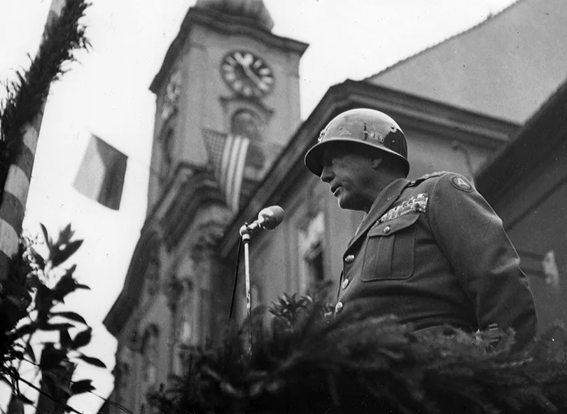 Generál Patton promlouvá k americkým vojákům na náměstí v Rokycanech