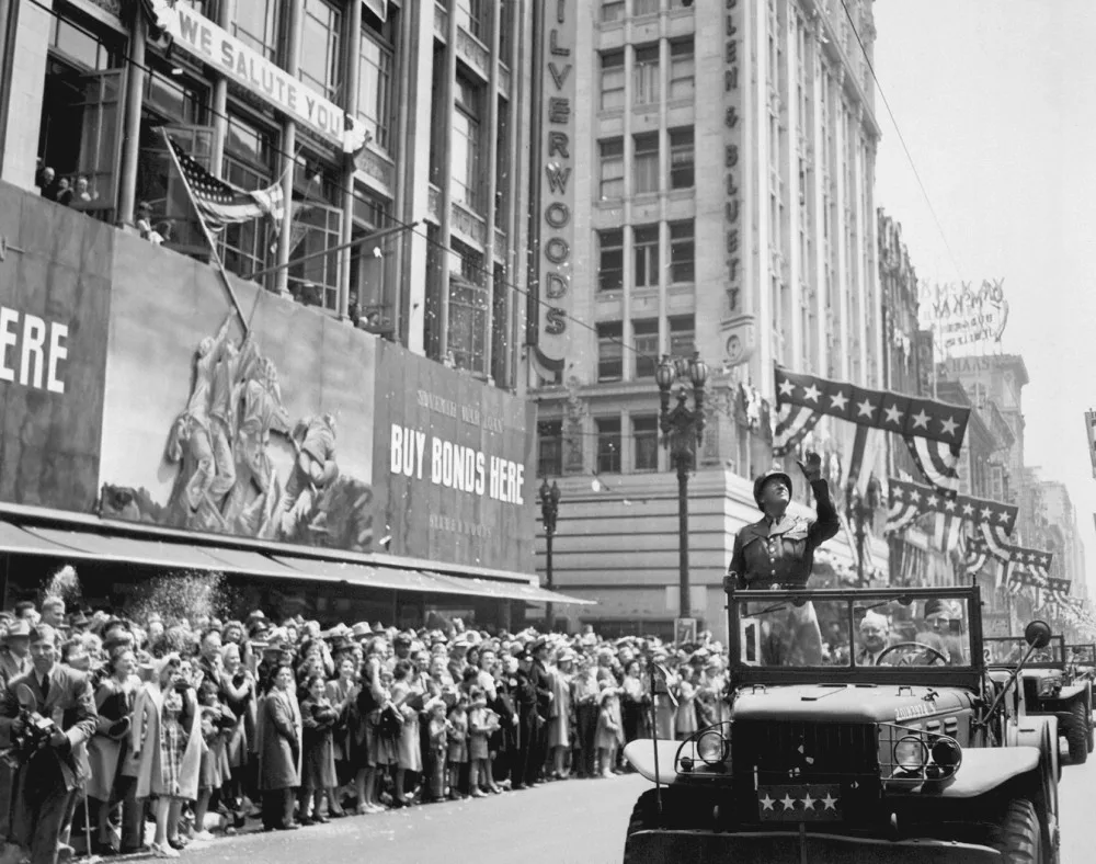 Los Angeles 9. června 1945. Patton je bouřlivě vítán po návratu do USA
