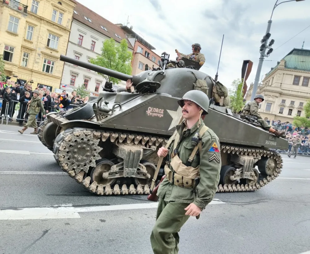 FOTO: Tisícovky lidí nadšeně sledovaly Konvoj svobody, městem projelo téměř 300 kusů vojenských historických vozidel