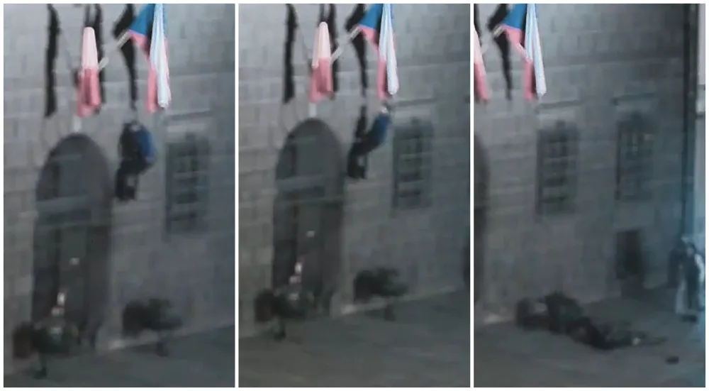 VIDEO: Muž šplhal na budovu historické radnice pro vlajku, tvrdě narazil