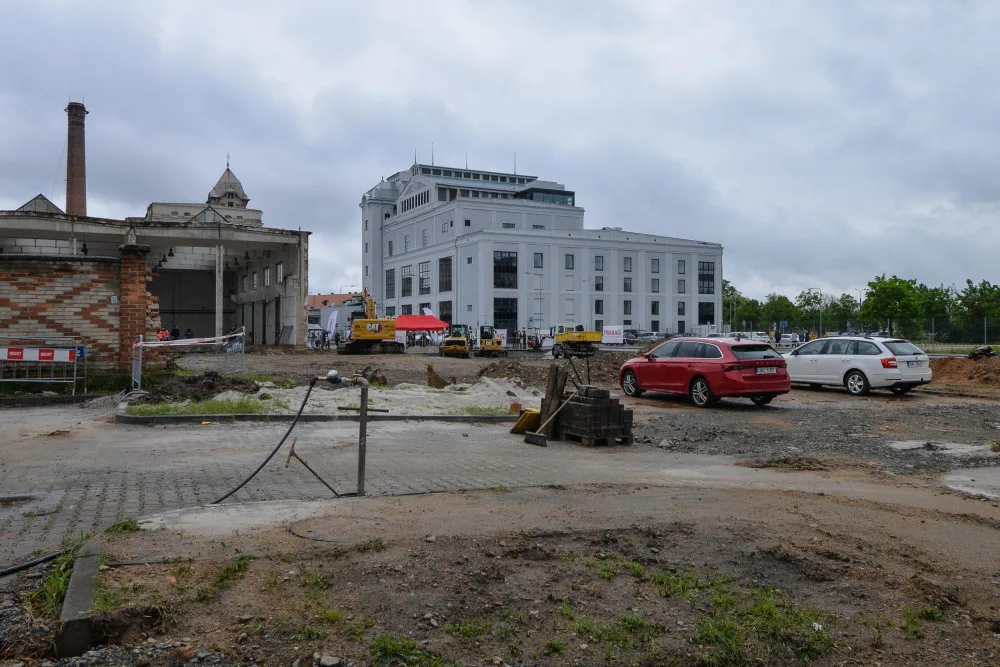 Začala stavba osmipodlažního parkovacího domu za 198 milionů, pojme přes 400 aut