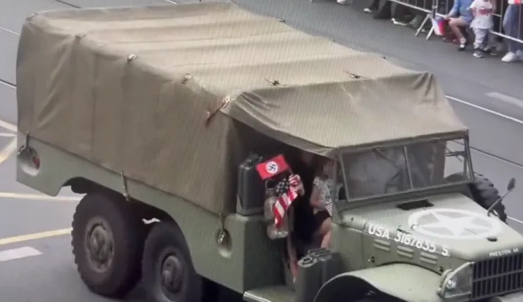 Kamera zachytila ženu, která v Konvoji svobody mávala vlaječkou s hákovým křížem