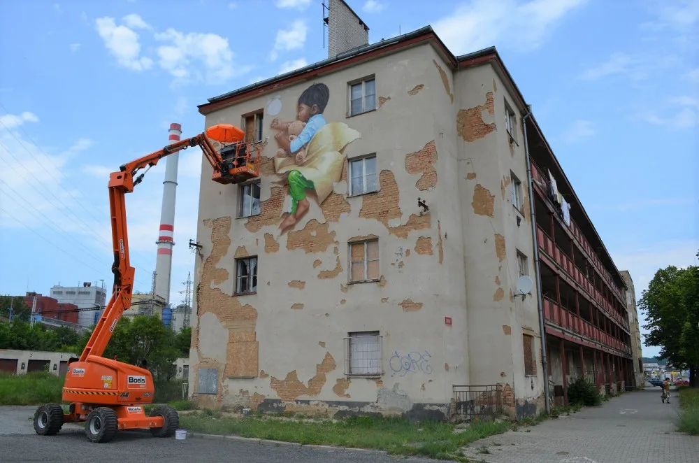 Objekt zdobí malba streetartvého umělce vystupujícího pod přezdívkou ChemiS. Vznikla v rámci festivalu WALLZ, foto: Zuzana Duzbabová
