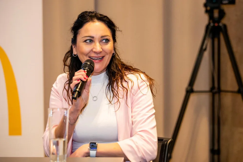 Poslankyně a členka výboru pro obranu odmítá, že je ve střetu zájmů kvůli vztahu s náčelníkem generálního štábu