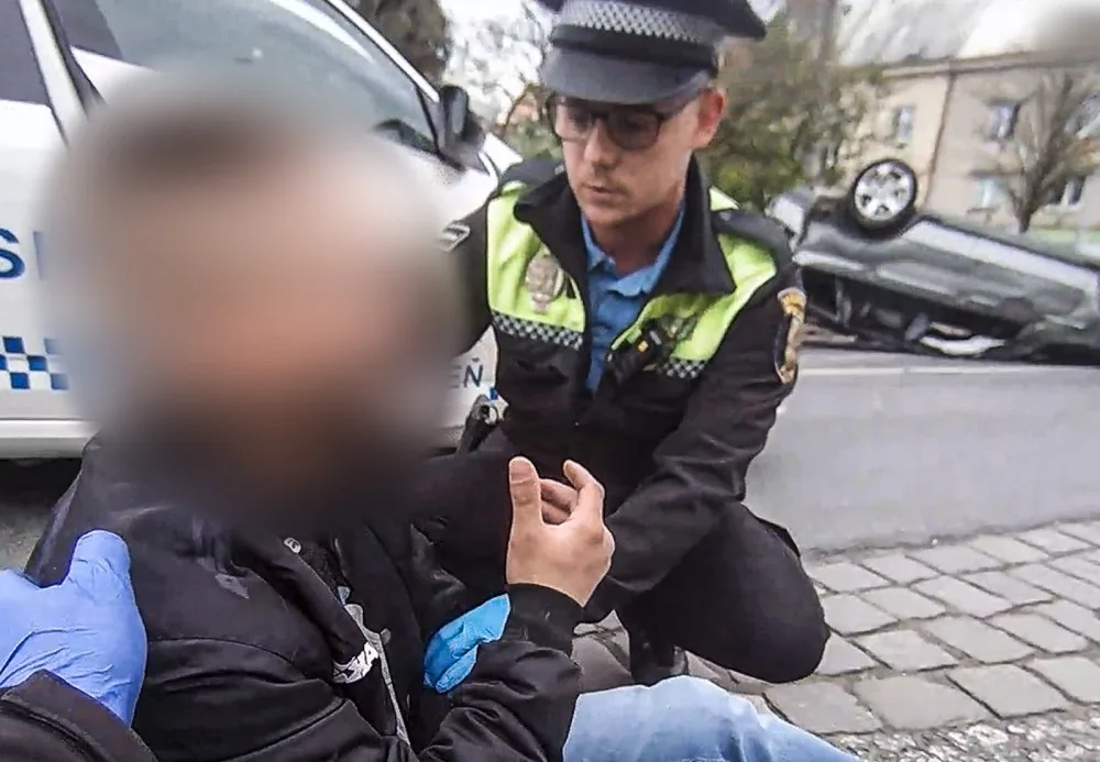 Řidič BMW ujížděl před strážníky, vyletěl do protisměru a narazil do dalšího vozu. Má zákaz řízení