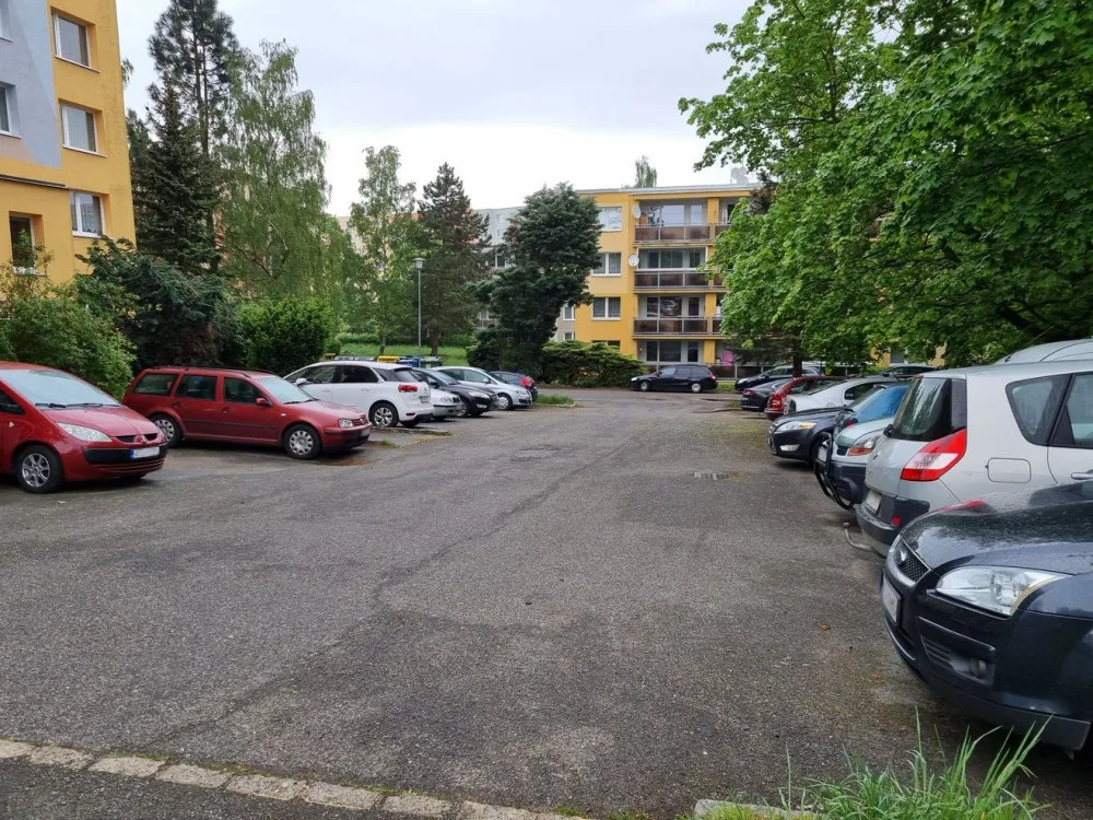 Ve vnitrobloku za Sokolovskou 90 chce obvod upravit parkovací stání. Projekt představí občanům