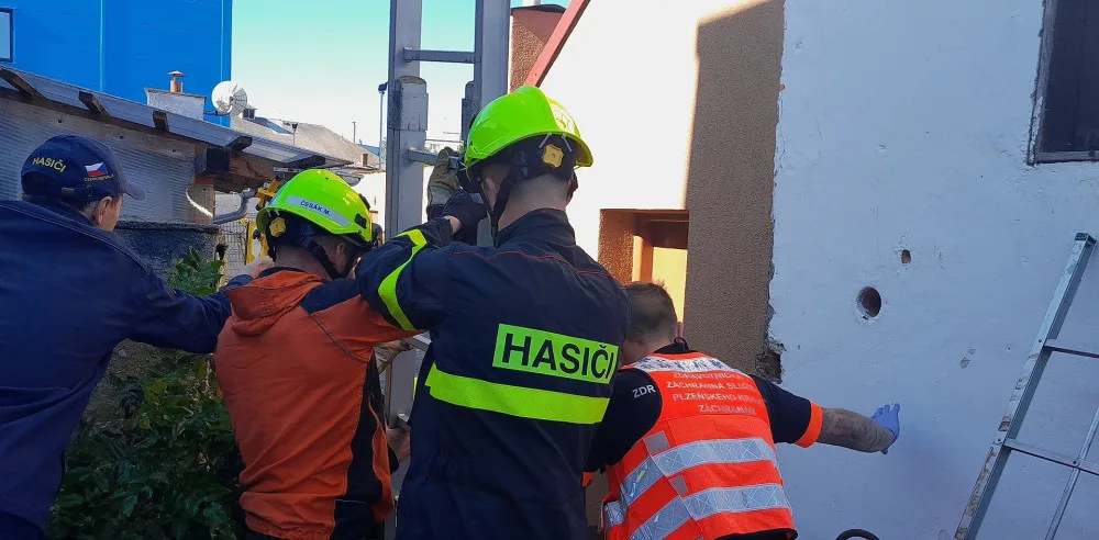 Šestašedesátiletý muž se zřítil do osm metrů hluboké studny, vysvobodit ho museli hasiči