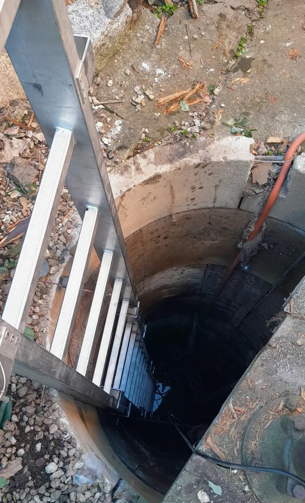 Šestašedesátiletý muž se zřítil do osm metrů hluboké studny, vysvobodit ho museli hasiči