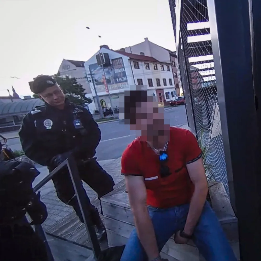 VIDEO: Opilý muž vyhrožoval se zaťatými pěstmi strážníkům, kteří zrovna řešili bezdomovce u nádraží