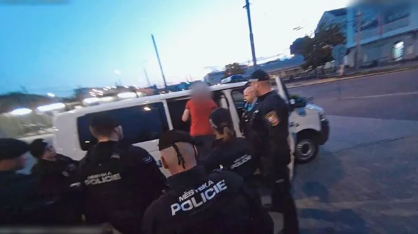 VIDEO: Opilý muž vyhrožoval se zaťatými pěstmi strážníkům, kteří zrovna řešili bezdomovce u nádraží