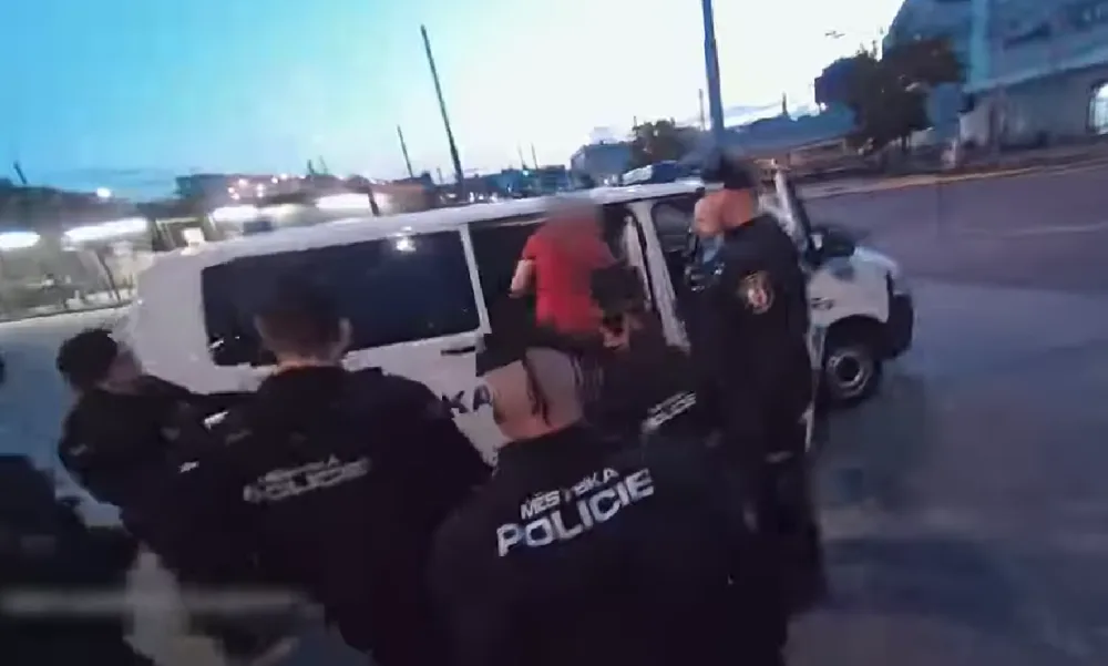 VIDEO: Opilý muž vyhrožoval se zaťatými pěstmi strážníkům, kteří zrovna řešili bezdomovce u nádraží