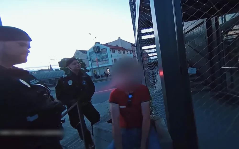 VIDEO: Opilý muž vyhrožoval se zaťatými pěstmi strážníkům, kteří zrovna řešili bezdomovce u nádraží