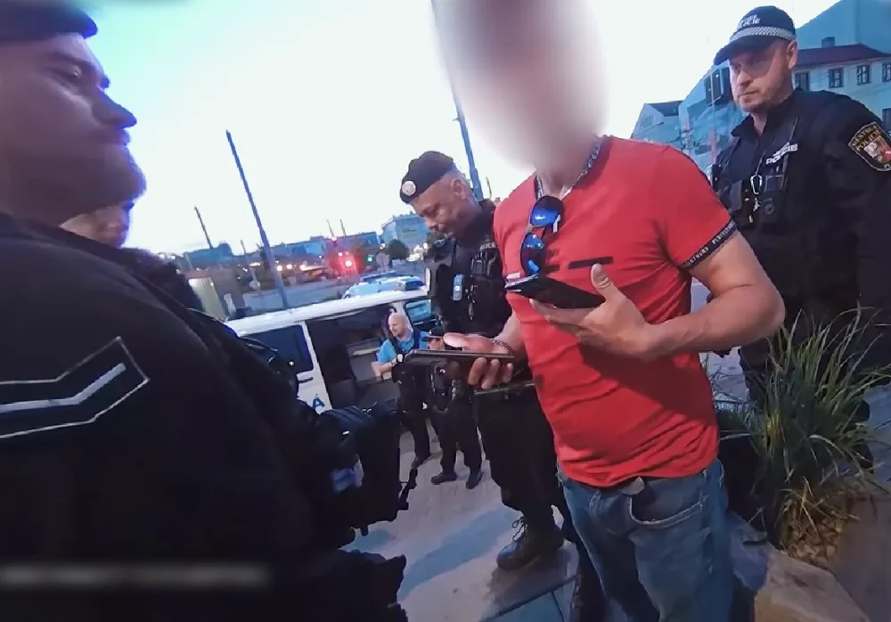 VIDEO: Opilý muž vyhrožoval se zaťatými pěstmi strážníkům, kteří zrovna řešili bezdomovce u nádraží