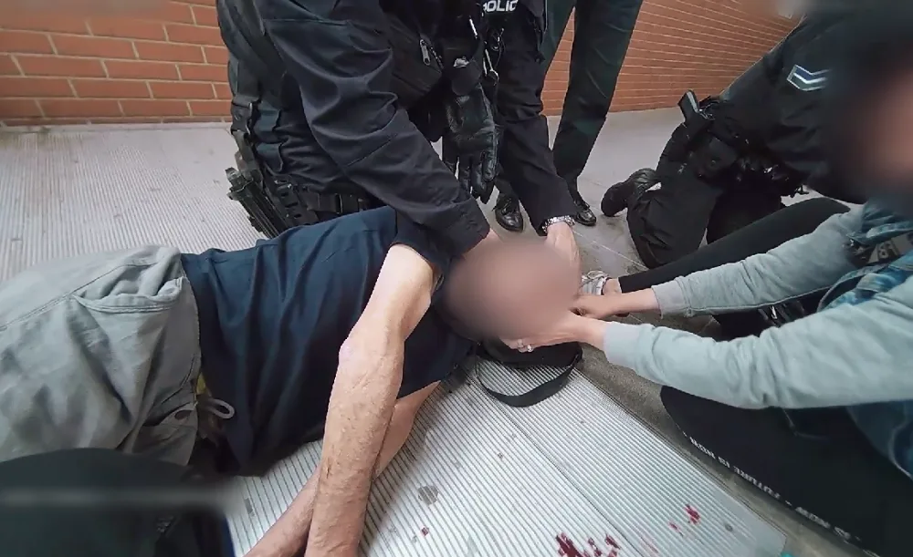 VIDEO: Strážníci ošetřovali muže po pádu z eskalátorů i nešťastníka, který se pořezal při krájení masa