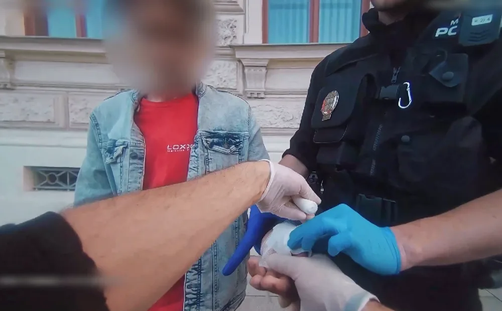 VIDEO: Strážníci ošetřovali muže po pádu z eskalátorů i nešťastníka, který se pořezal při krájení masa