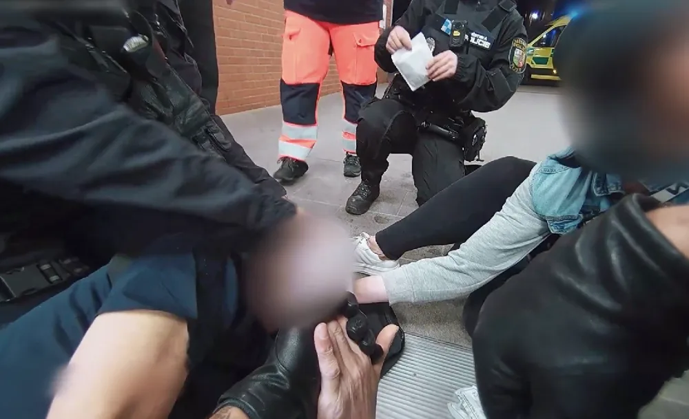 VIDEO: Strážníci ošetřovali muže po pádu z eskalátorů i nešťastníka, který se pořezal při krájení masa