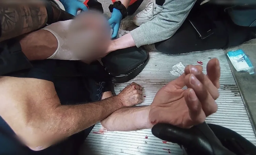 VIDEO: Strážníci ošetřovali muže po pádu z eskalátorů i nešťastníka, který se pořezal při krájení masa