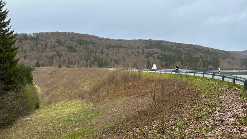 Hráz je opravdu impozantní. Na fotografii ale tolik nevykne. Její výšku si vychutnáte až na místě