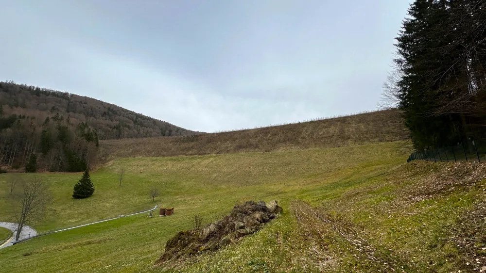 Hráz je opravdu impozantní. Na fotografii ale tolik nevykne. Její výšku si vychutnáte až na místě
