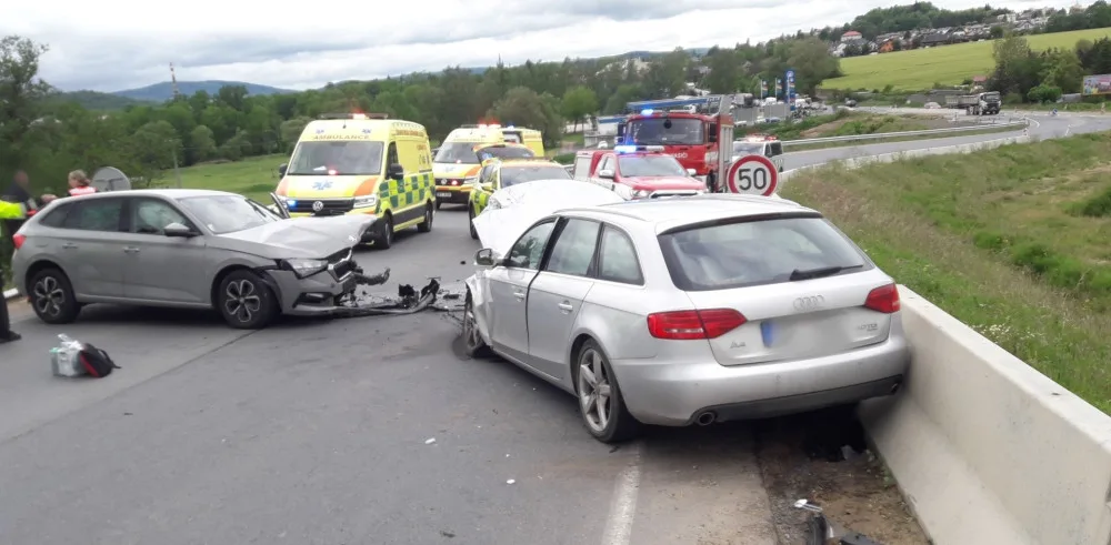 Čtyři ženy utrpěly zranění při čelním střetu dvou osobáků, dvě z nich museli vyprostit hasiči