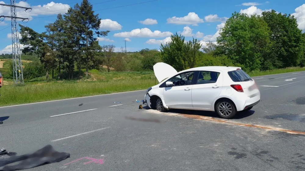 Osobní automobil se střetl v Dobřanech s motorkářem. Ten nehodu nepřežil