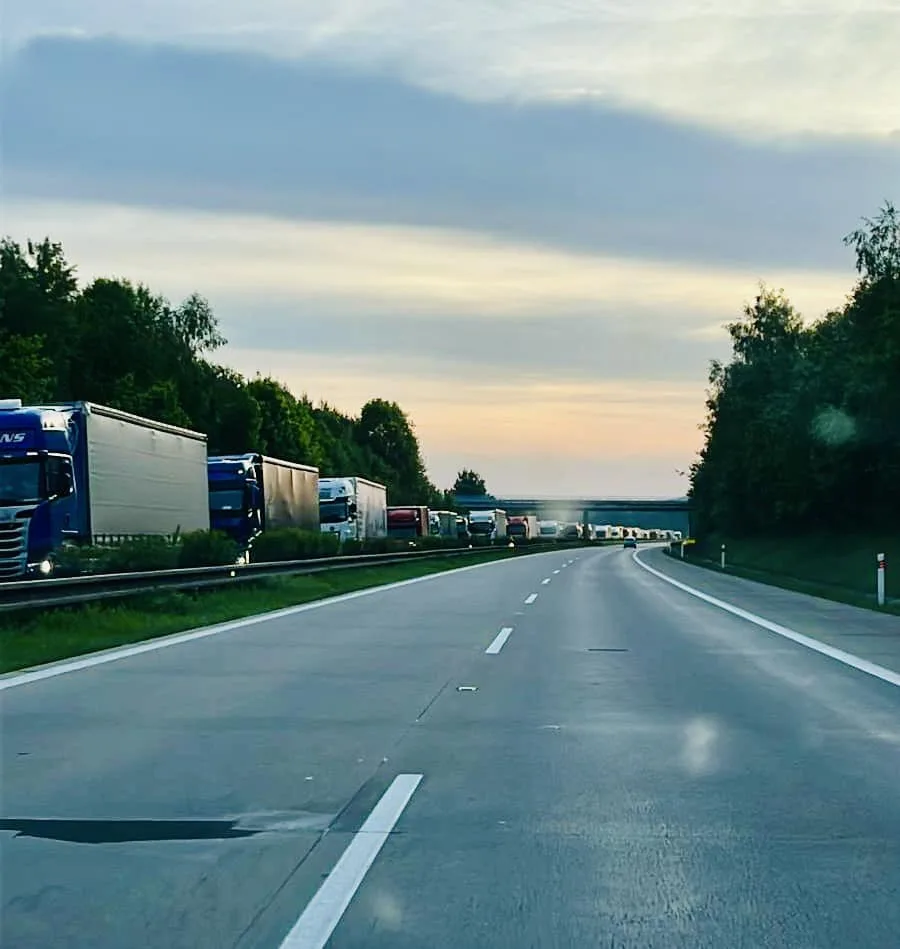 Kolony dlouhé několik kilometrů ucpaly provoz na dálnici D5 ve směru do Německa